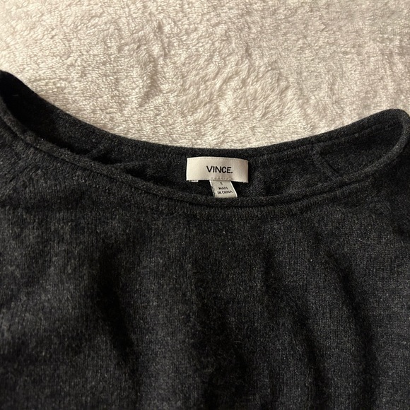 Vince Cashmere Wool Blend Shirttail Sweater in
Charcoal Gray. Women's Small - Picture 3 of 5